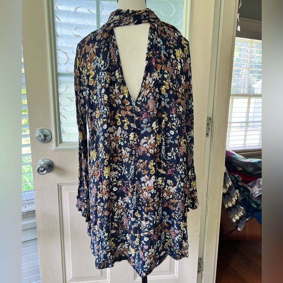 Umgee USA size L floral tunic. Hich neck with two button closure on back. - Picture 4 of 8
